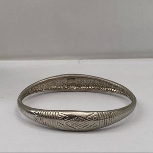 NURI Co.women Jewelry silver tone etched deco silver bangle bracelet. Pre-owned.